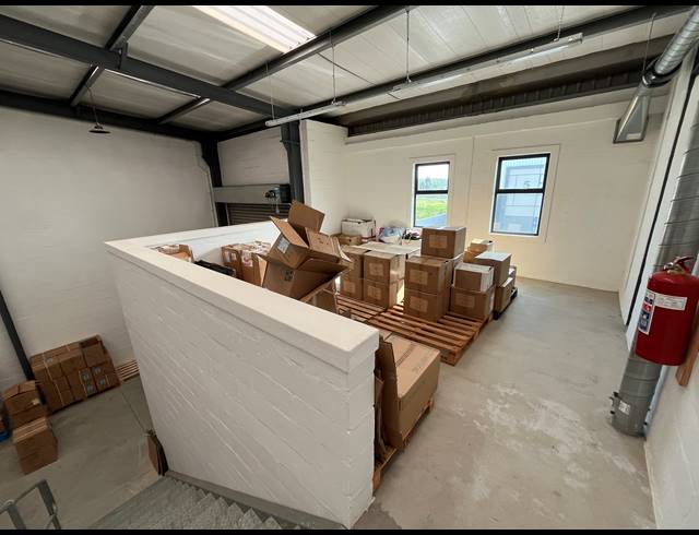 132M² WAREHOUSE TO LET IN RIVERGATE